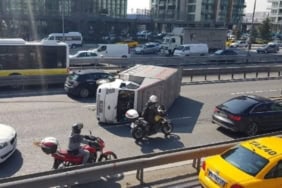 İstanbul E-5'te Kamyonet Kazası Trafik Kilitlendi ve Uzun Araç Kuyrukları Oluştu