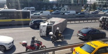 İstanbul E-5'te Kamyonet Kazası Trafik Kilitlendi ve Uzun Araç Kuyrukları Oluştu