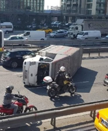 İstanbul E-5'te Kamyonet Kazası Trafik Kilitlendi ve Uzun Araç Kuyrukları Oluştu