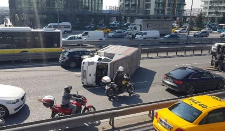 İstanbul E-5'te Kamyonet Kazası Trafik Kilitlendi ve Uzun Araç Kuyrukları Oluştu