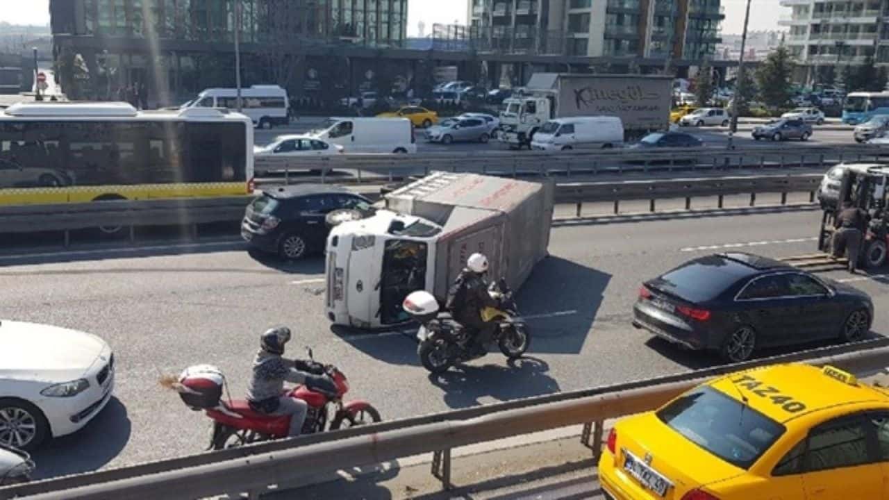 İstanbul E-5'te Kamyonet Kazası Trafik Kilitlendi ve Uzun Araç Kuyrukları Oluştu