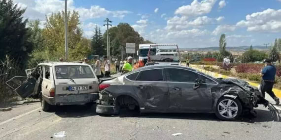 _Uşak'ta İki Araç Kafa Kafaya Çarpıştı 1 Ölü, 4 Yaralı (1)