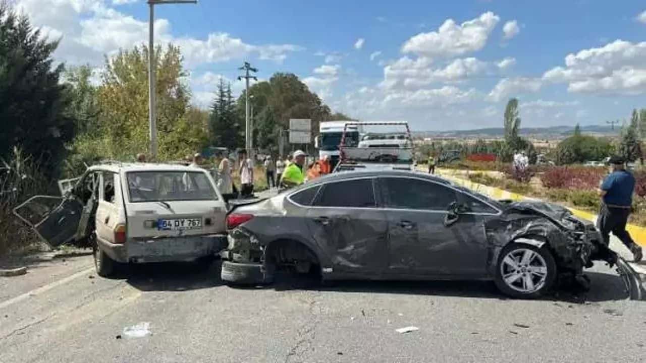 _Uşak'ta İki Araç Kafa Kafaya Çarpıştı 1 Ölü, 4 Yaralı (1)