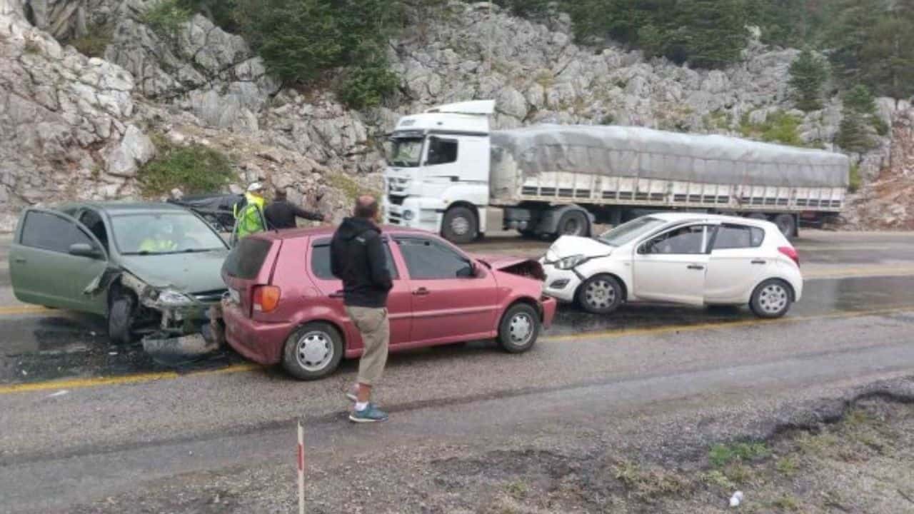 antalyada-zincirleme-trafik-kazasi-5-kisi-yaralandi.jpg