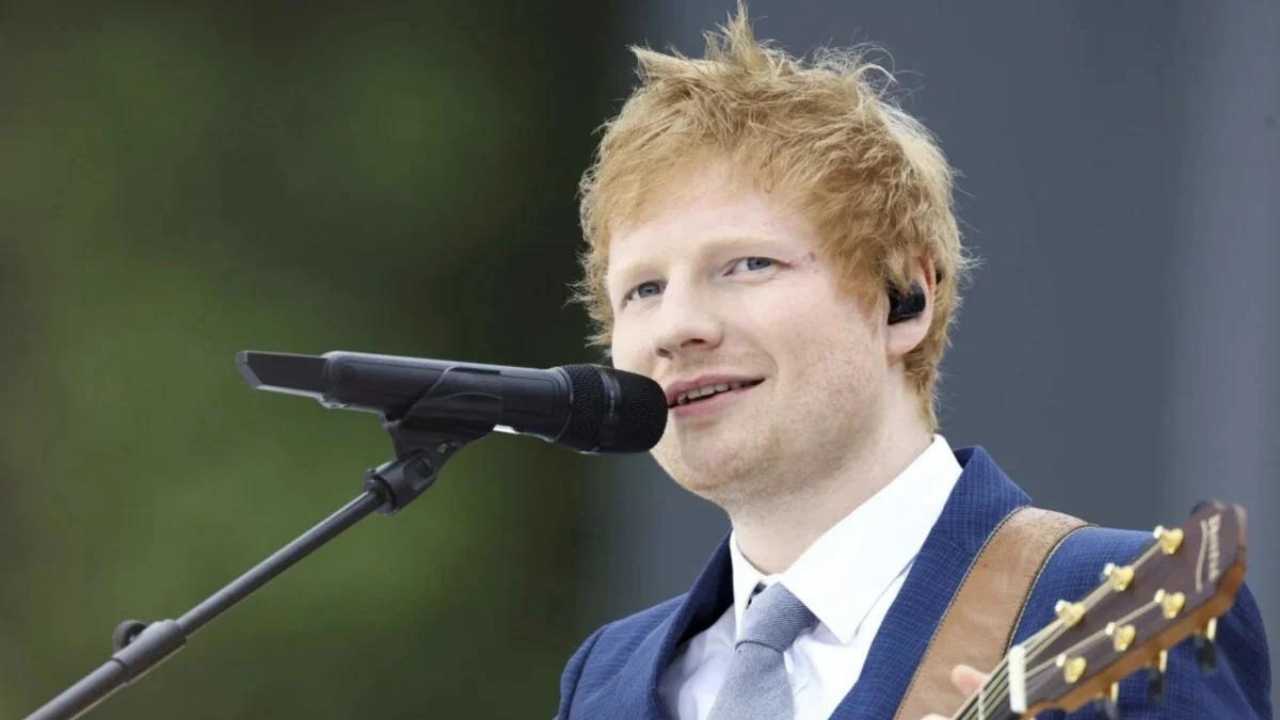 ed-sheeran-ic-camasirlarini-bagislayarak-hayranlarini-sasirtti.jpg