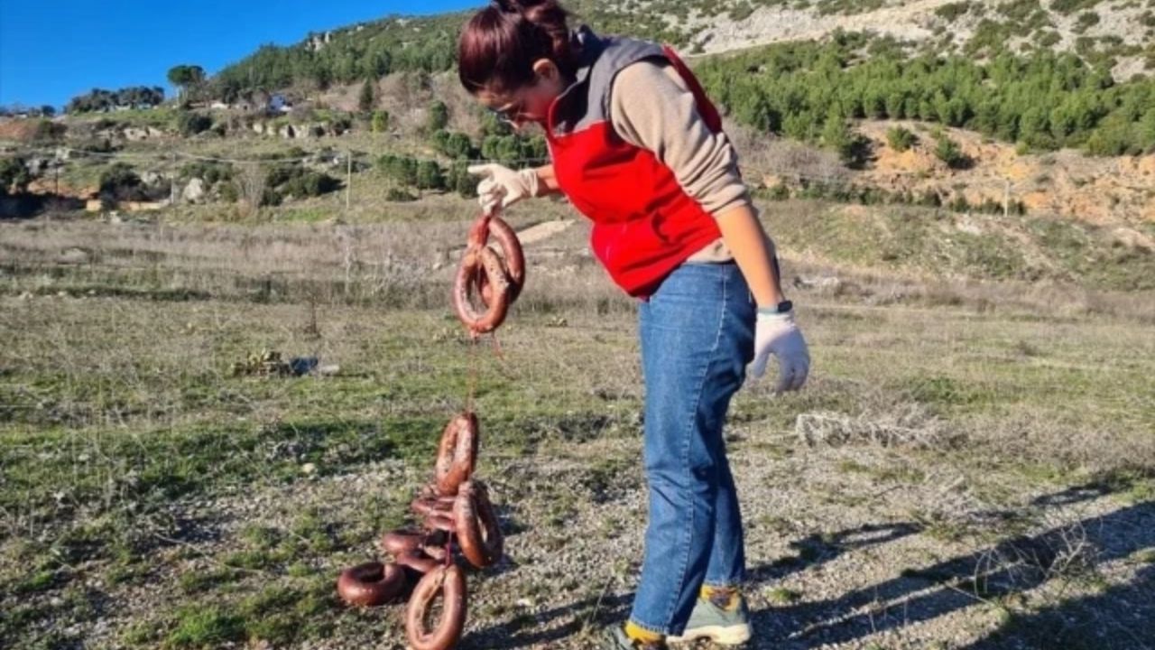 yol-kenarina-atilan-bozulmus-sucuklar.jpg