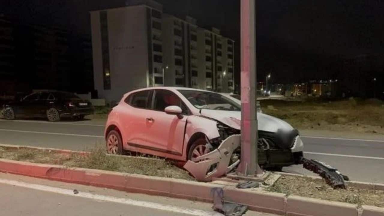 Aydınlatma Direğine Çarpan Otomobil Kazasında 1 Kişi Yaralandı